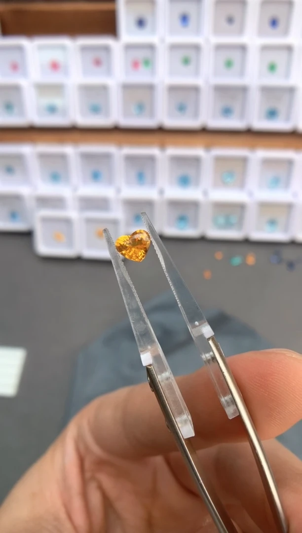 未镶嵌裸石定制蓝宝石1.02ct 老烧黄蓝宝