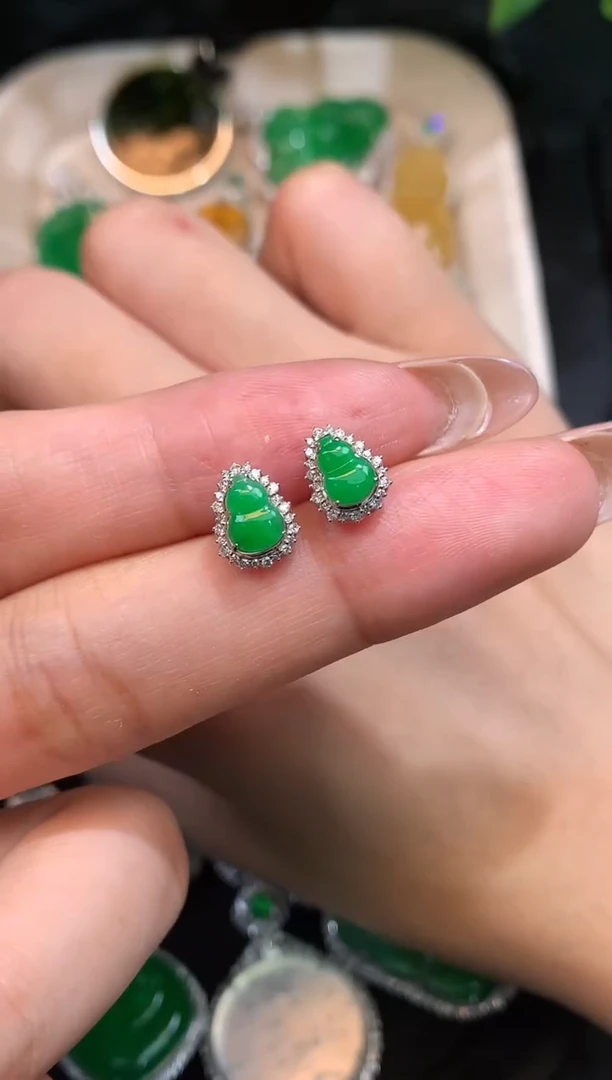 18K金镶嵌翡翠耳饰耳钉