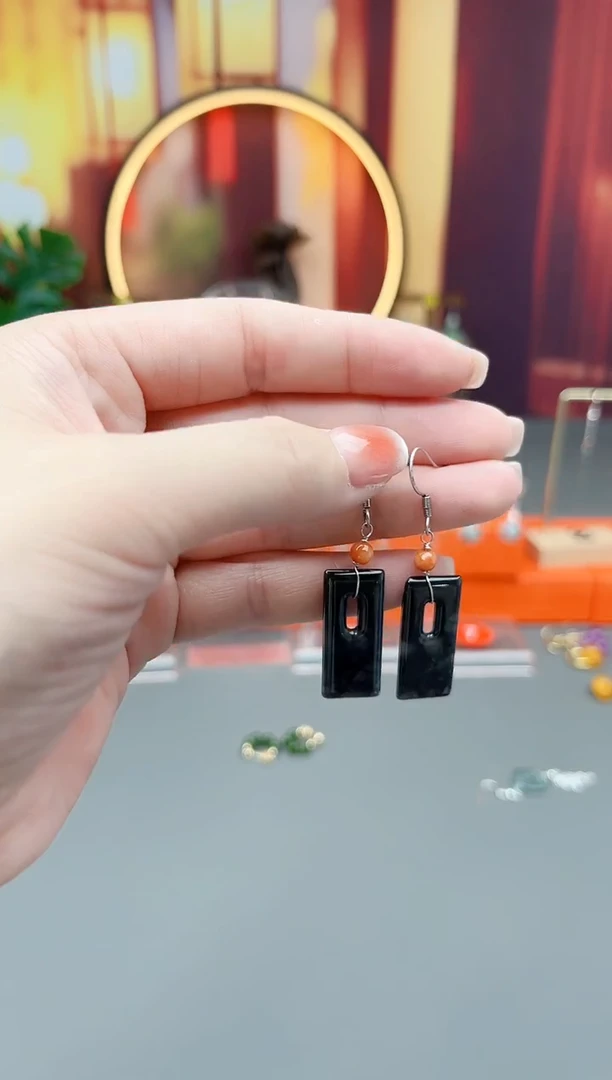 未镶嵌翡翠耳饰乌鸡无事牌