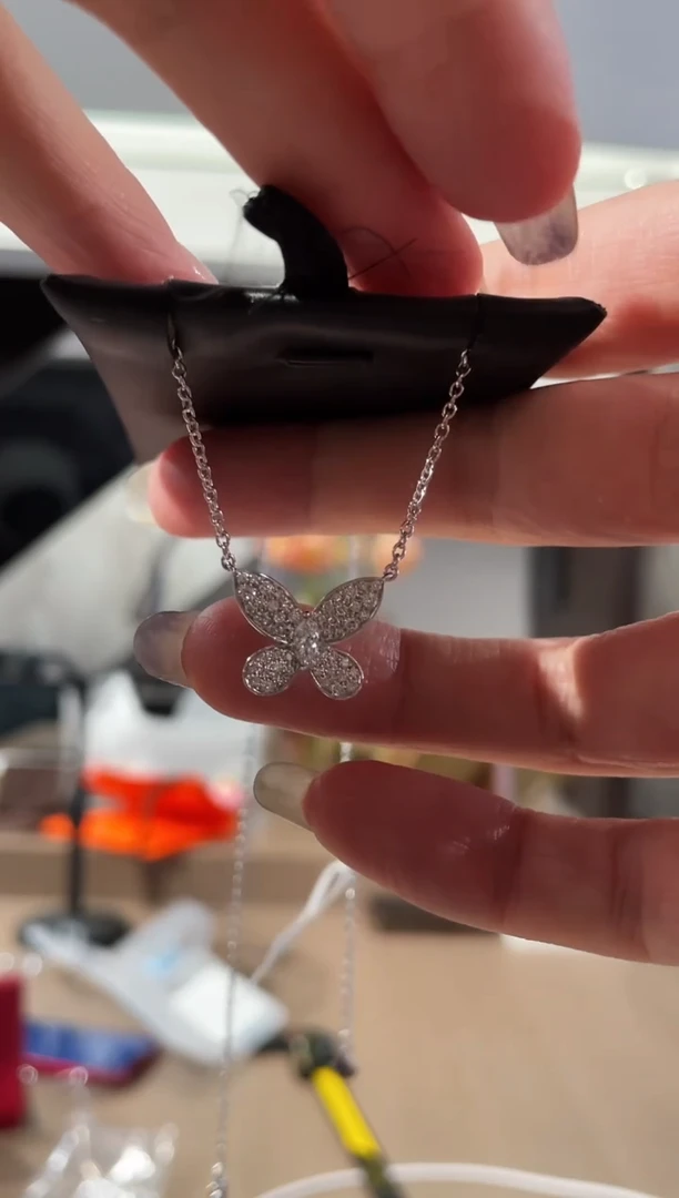 手镯18K金镶嵌钻石满钻蝴蝶项链