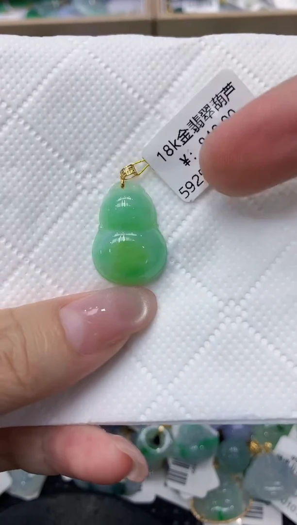 翡翠18K金镶嵌颈饰111111111