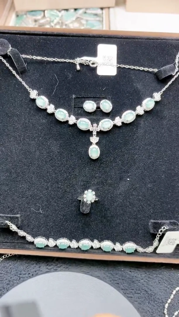 【闪购商品】翡翠颈饰未镶嵌赠皮绳000000