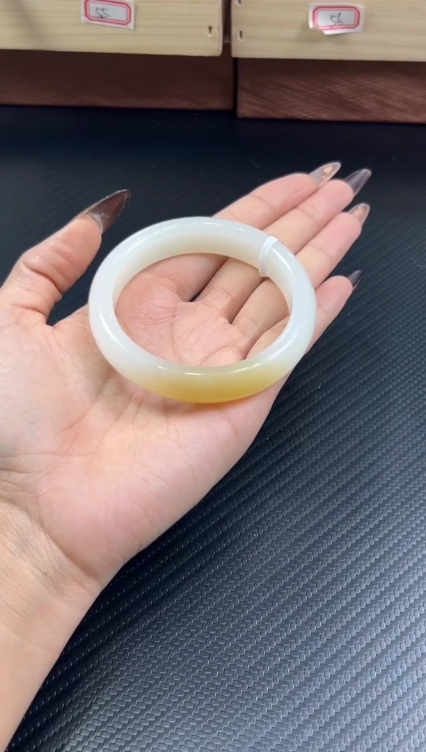 未镶嵌手镯和田玉金山微色差58+