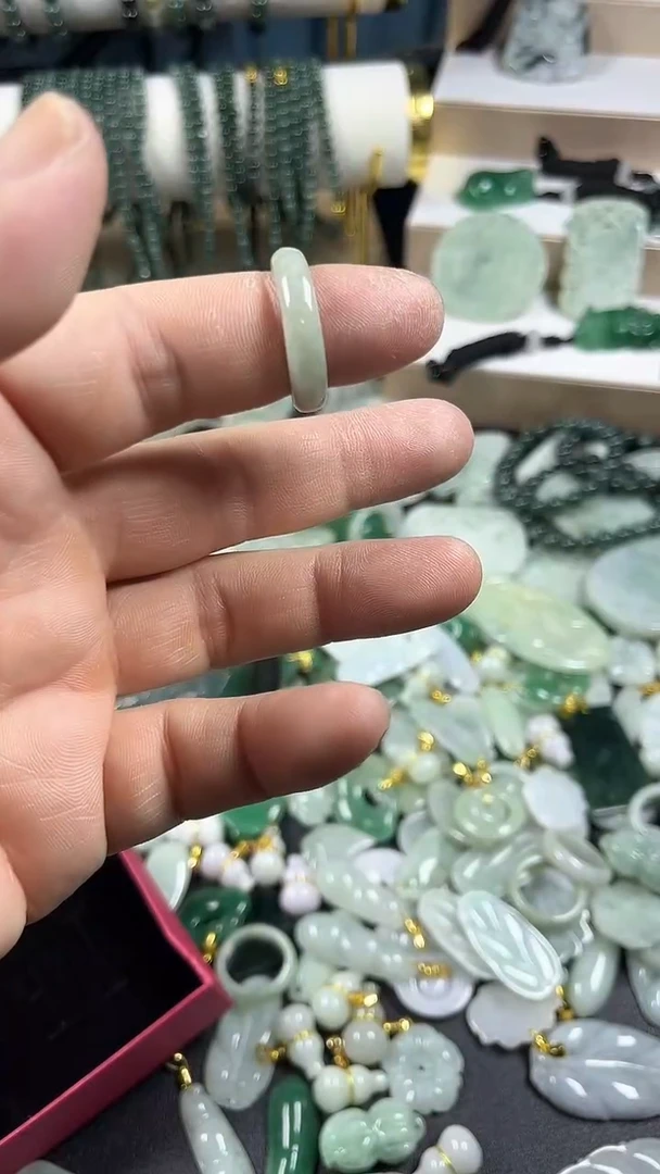 颈饰未镶嵌翡翠戒圈