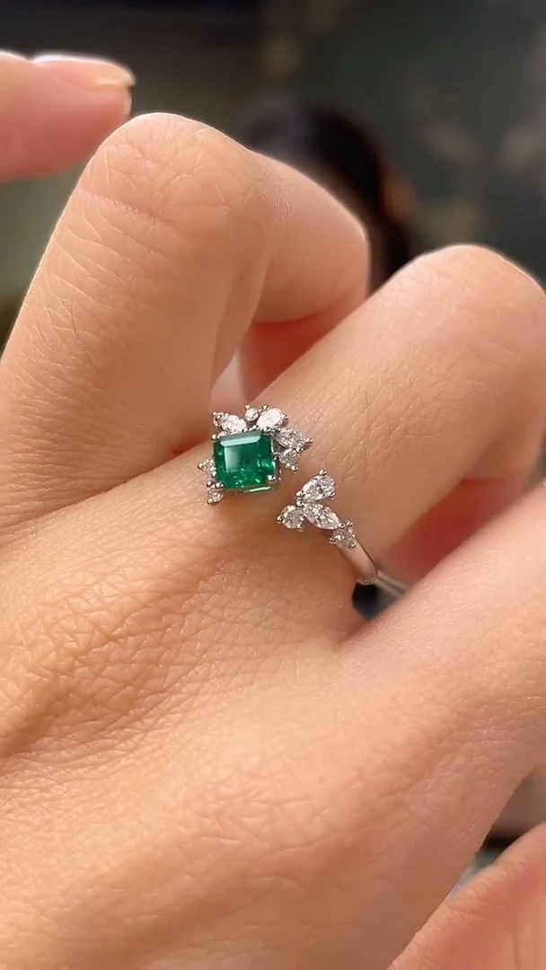 18K金镶嵌戒指祖母绿哥伦比亚主石：0.40ct