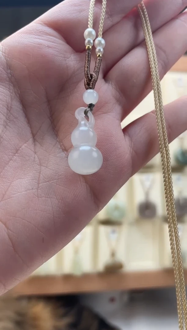 和田玉未镶嵌颈饰葫芦