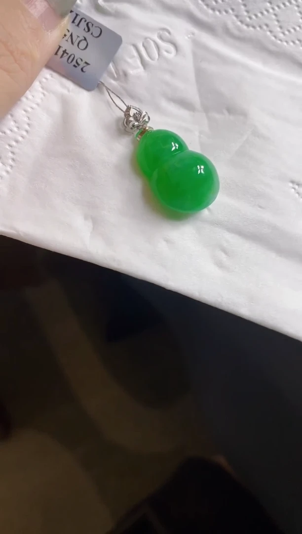 翡翠18K金镶嵌颈饰葫芦