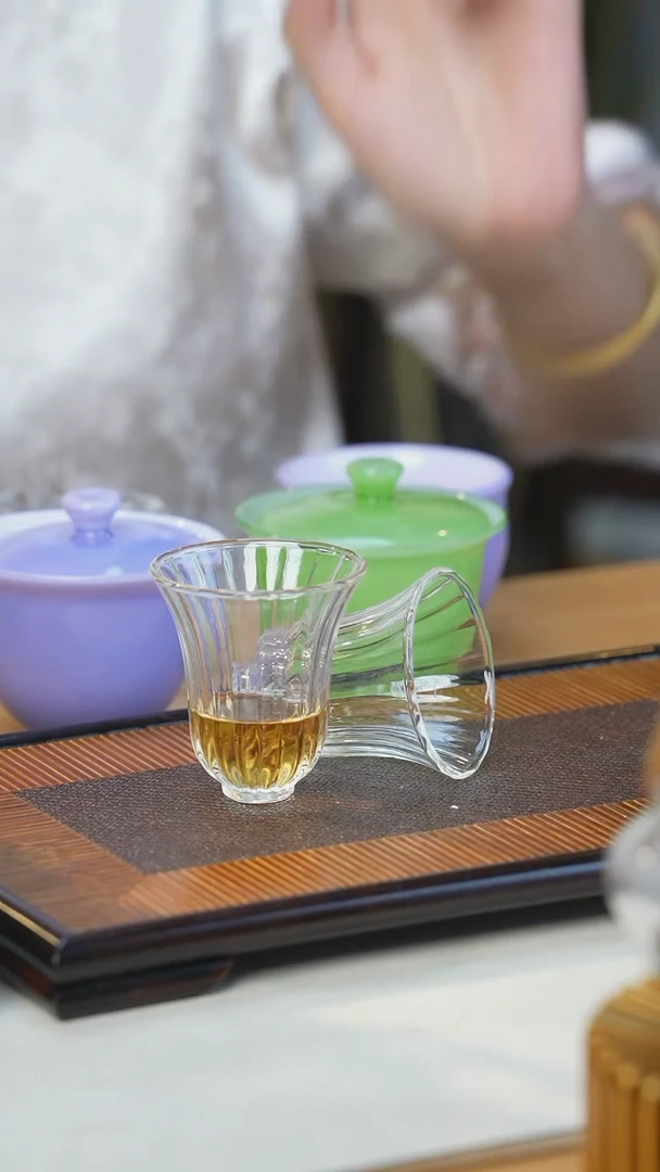 两只玻璃主人杯
