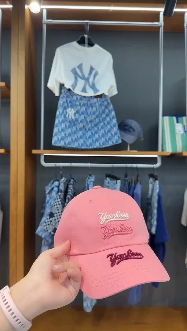 主播手上粉色帽子