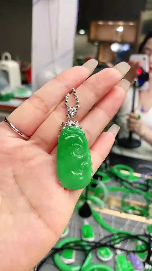 颈饰18K金镶嵌翡翠静**深赠礼盒证书