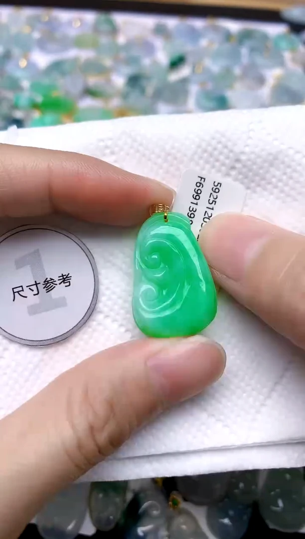 颈饰18K金镶嵌翡翠天然A货翡翠