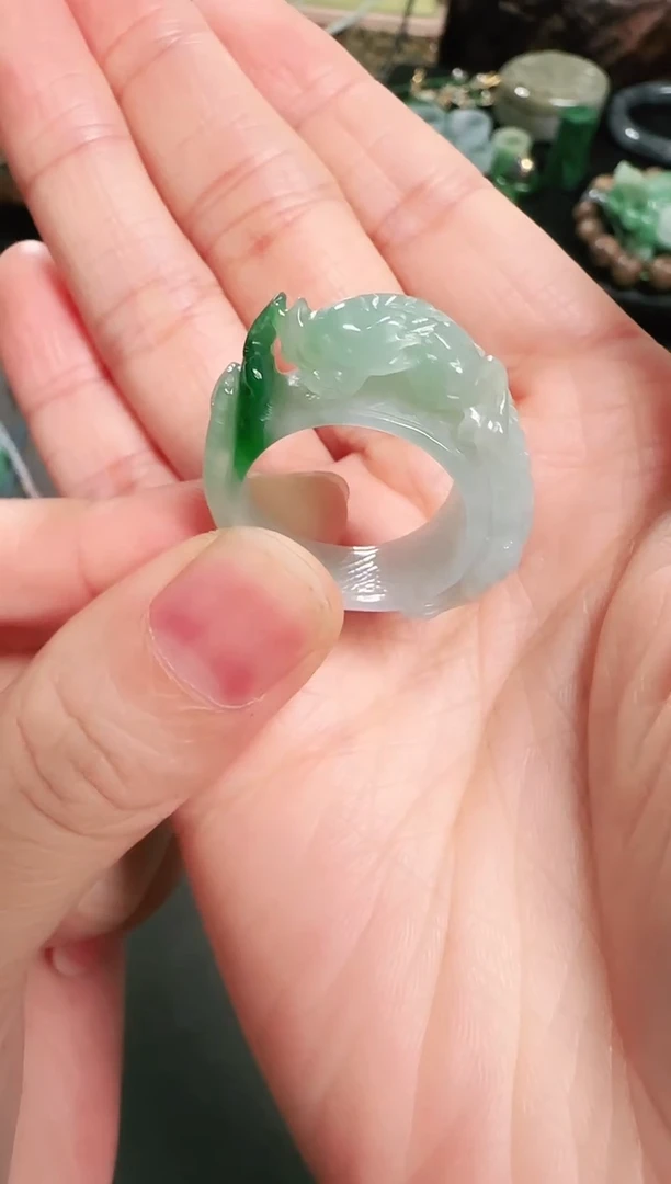 颈饰未镶嵌翡翠戒指