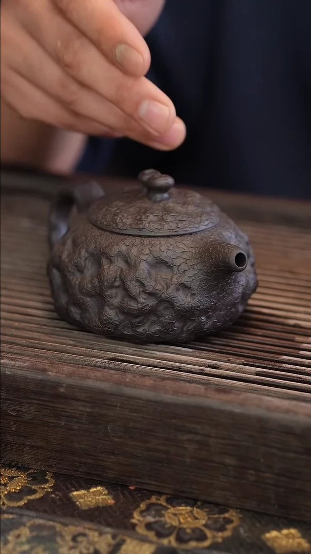 茶壶紫砂供春 黑金砂 260cc