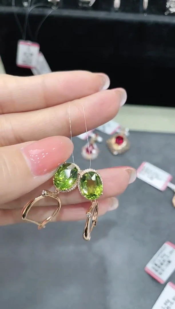 18K金镶嵌碧玺耳饰