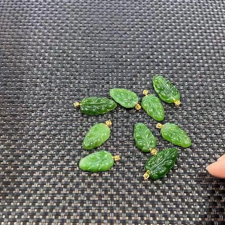 18k金和田玉叶子吊坠 (多样性发1件) 2009