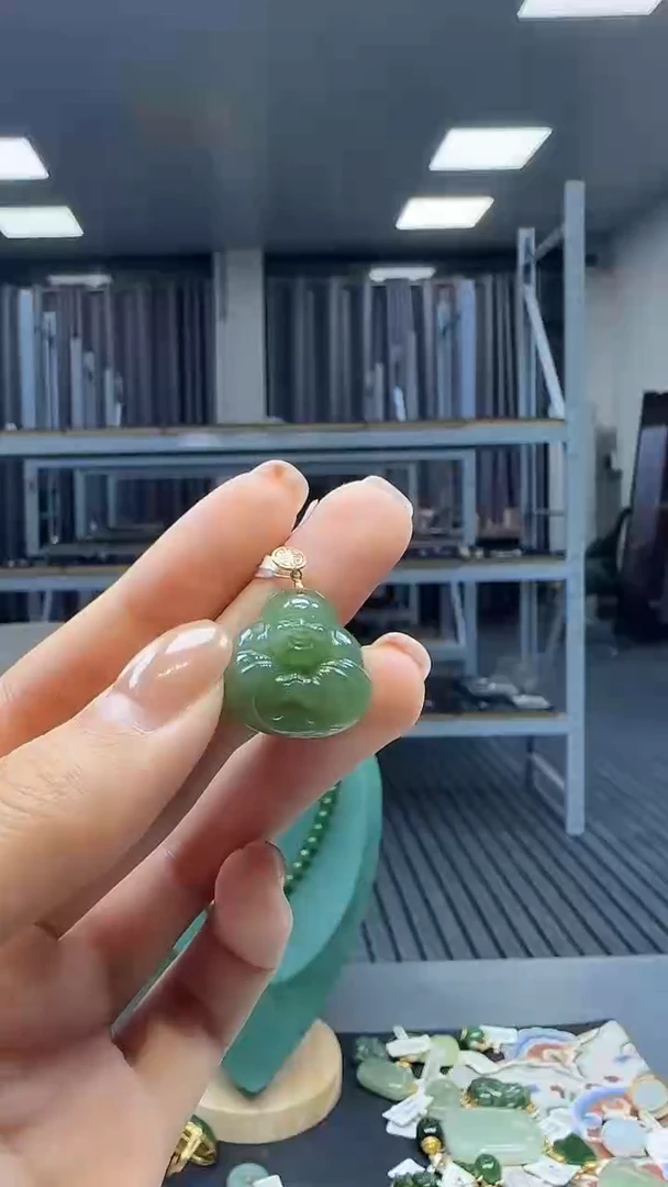18K金镶嵌和田玉挂件1