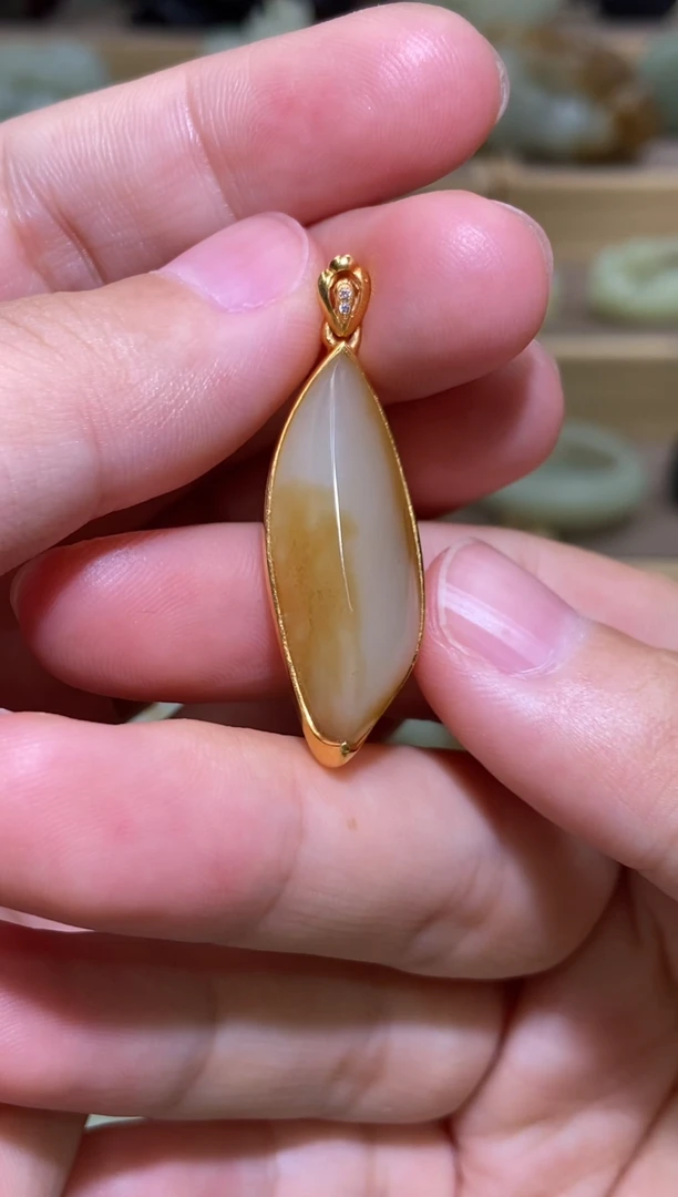 18K金镶嵌和田玉挂件新疆和田玉且末料挂件