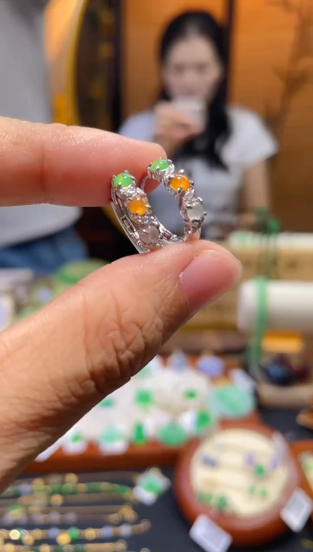 翡翠未镶嵌颈饰耳包