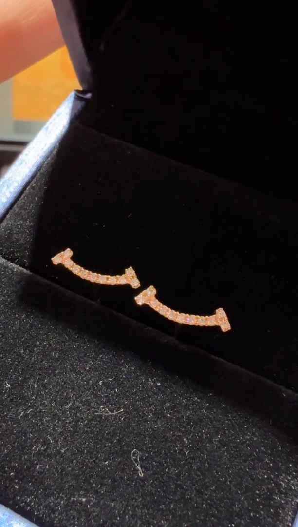 18K金镶嵌耳饰钻石微笑小耳钉（K玫）