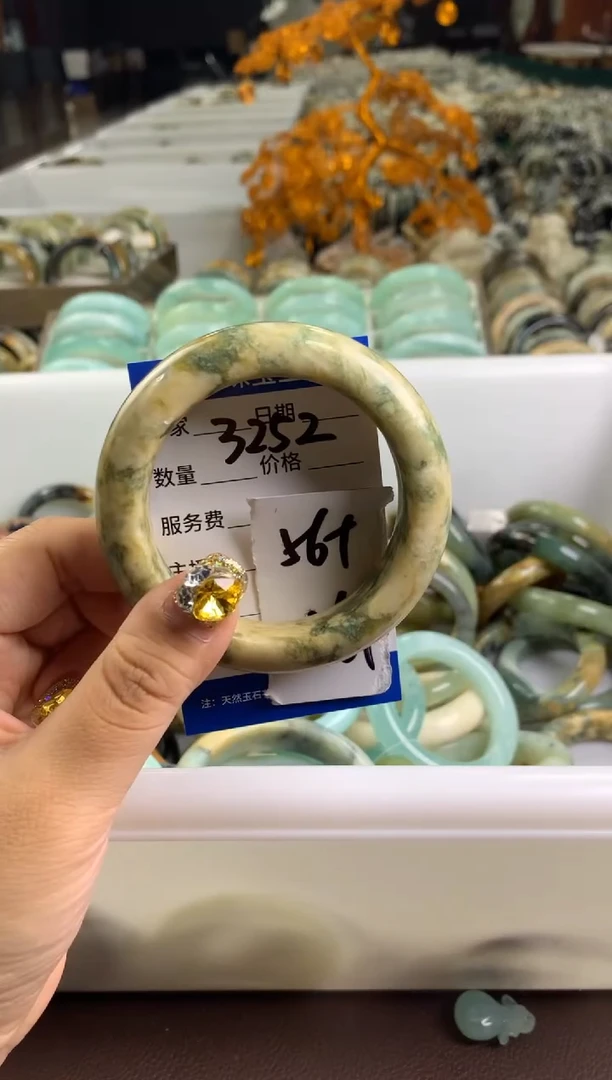 【闪购商品】蛇纹石玉手镯未镶嵌3252
