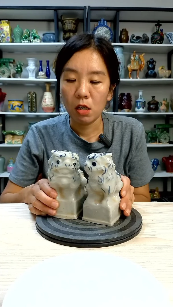 经典一对狮子精美复古风格瓷器