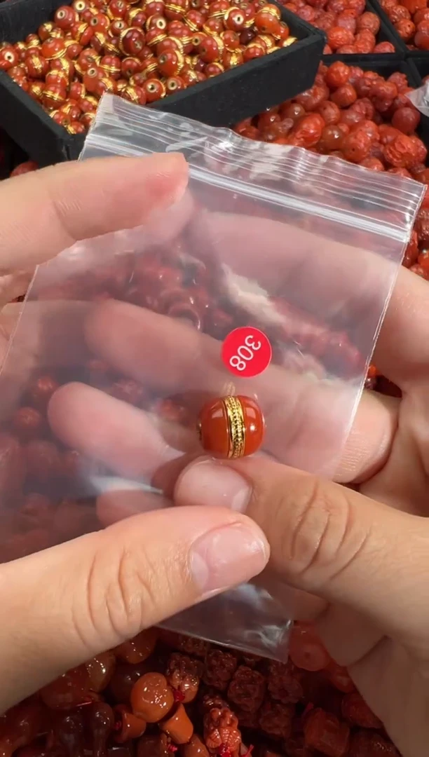 南红玛瑙未镶嵌颈饰1