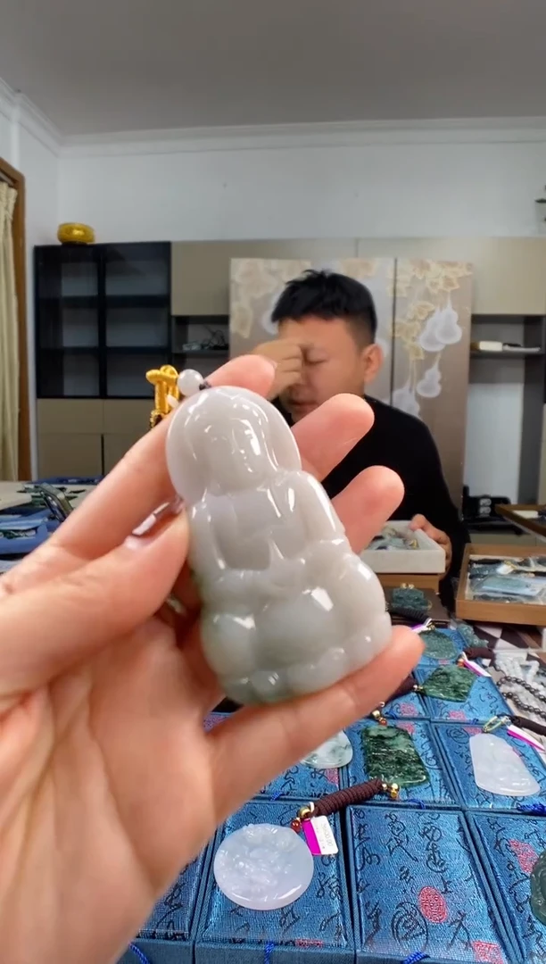 颈饰未镶嵌翡翠  多样性发其一
