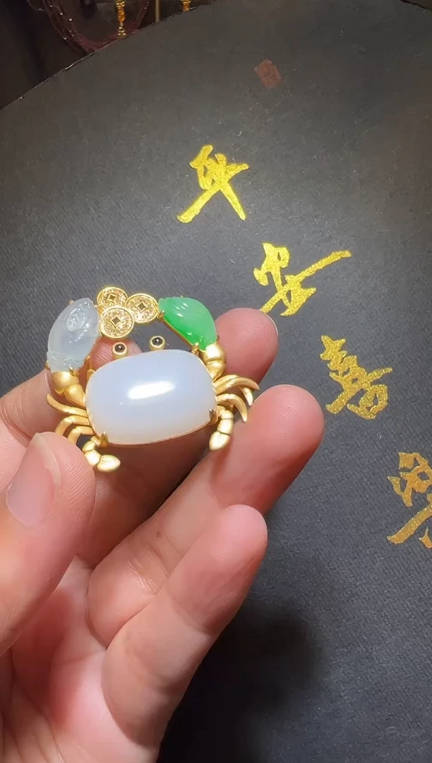 颈饰18K金镶嵌和田玉螃蟹胸吊两用