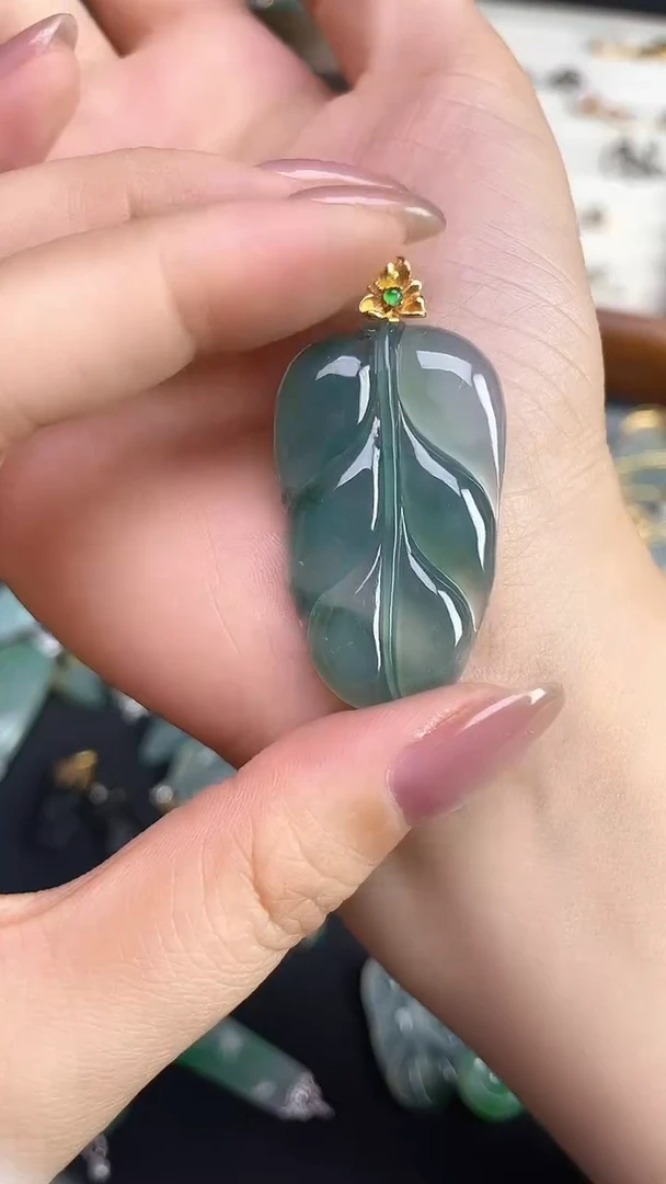 颈饰18K金镶嵌翡翠2025120601