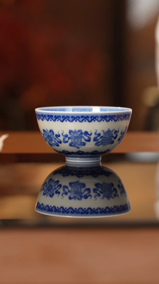 杯看山柴窑青花八宝