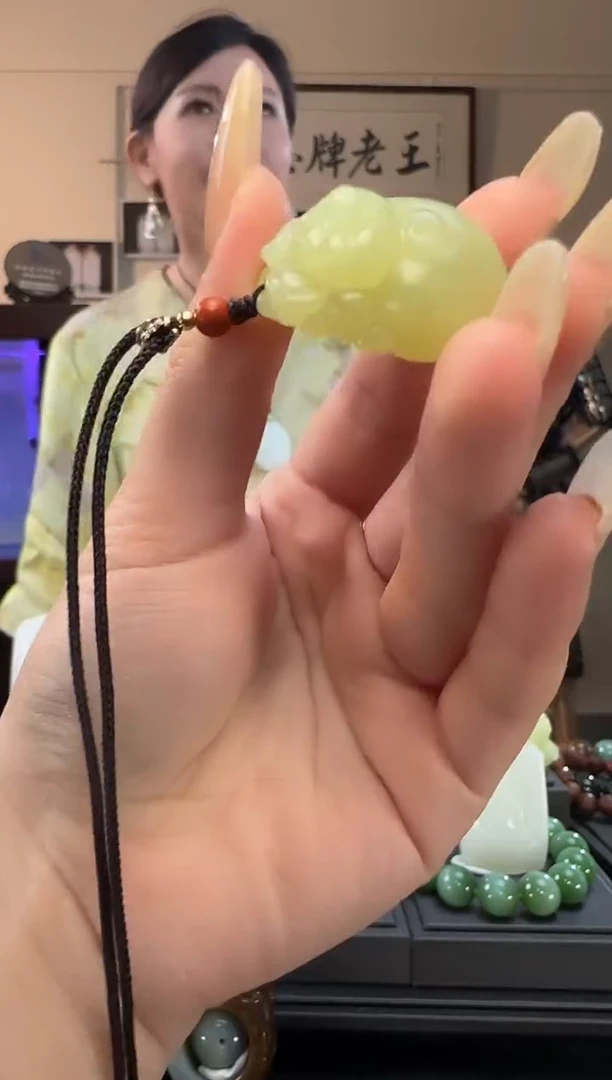 颈饰未镶嵌和田玉黄口福猪吊坠