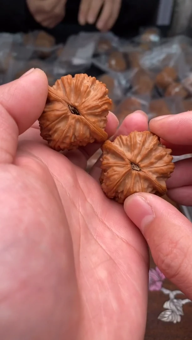 【闪购商品】文玩核桃把件G60号38尺清水石