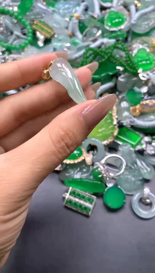 颈饰未镶嵌翡翠(配扣头多样性发其一）9