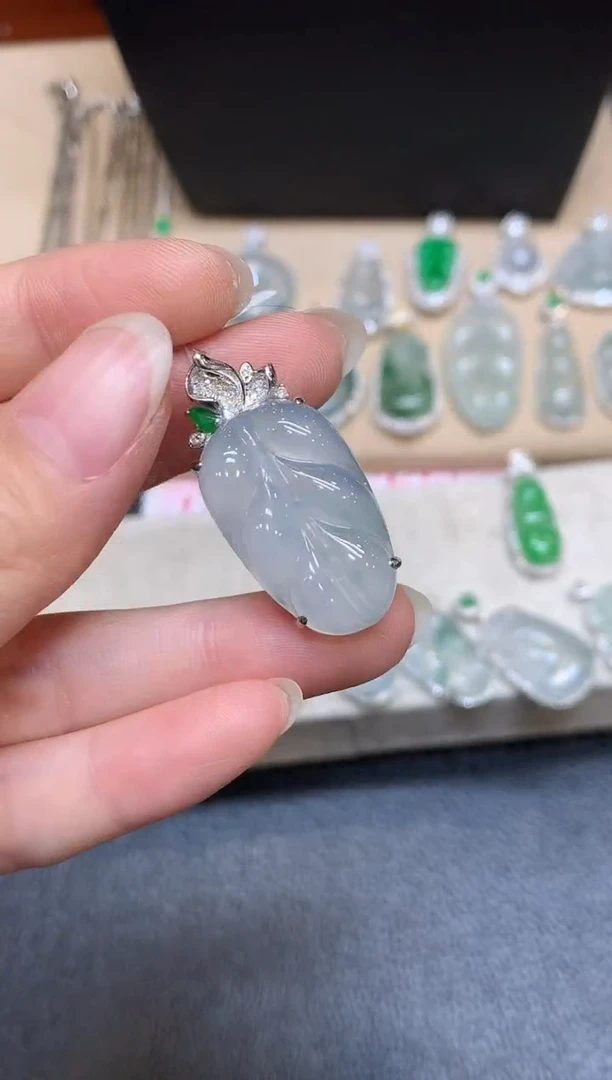 颈饰18K金镶嵌翡翠树叶【无服务费