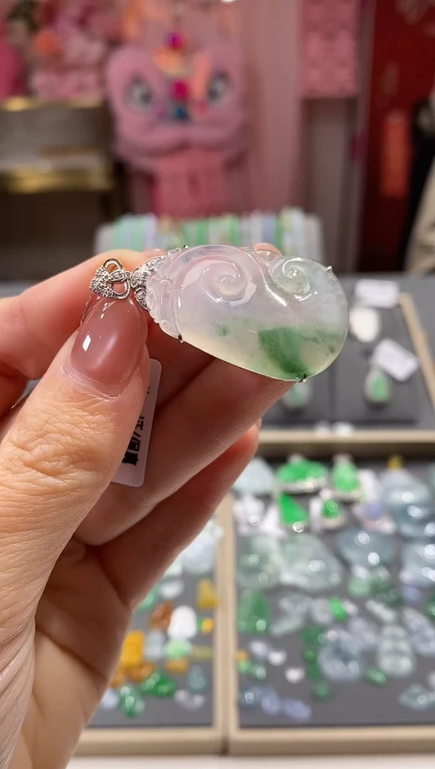 颈饰18K金镶嵌翡翠如意