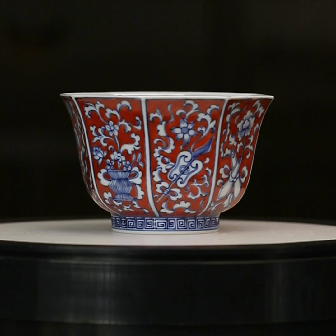 12.24/m2c85/青花红地八宝纹八方杯