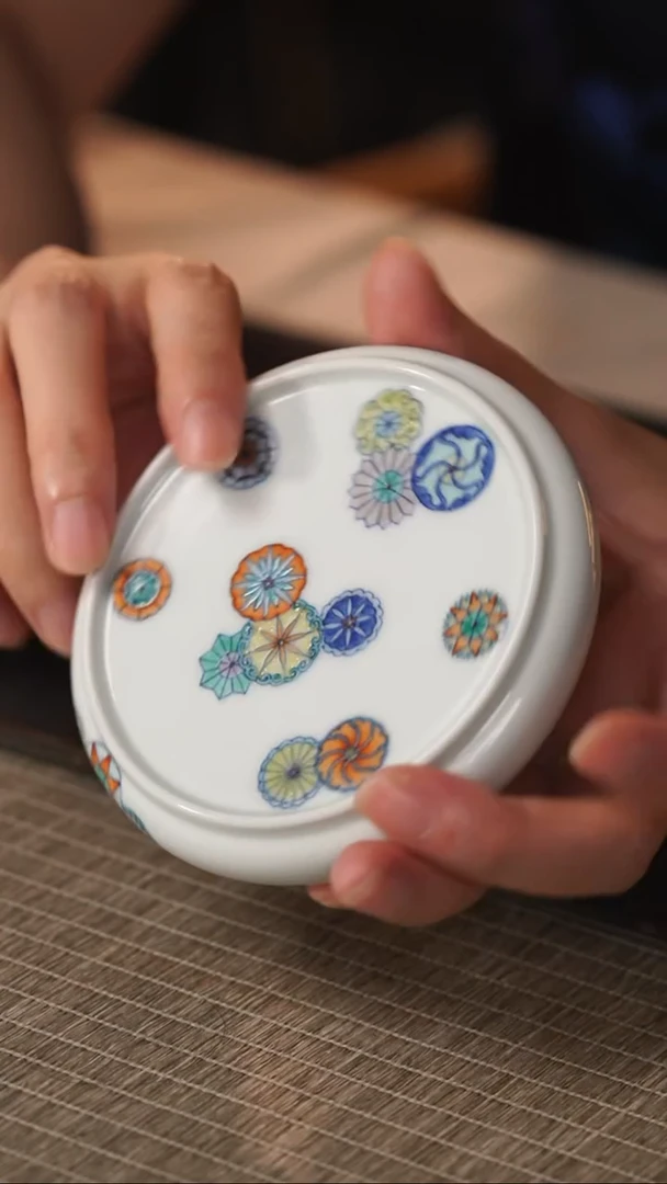 善见堂杨老师斗彩皮球花盖置