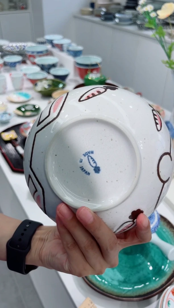 瓷片粉色兔兔面碗