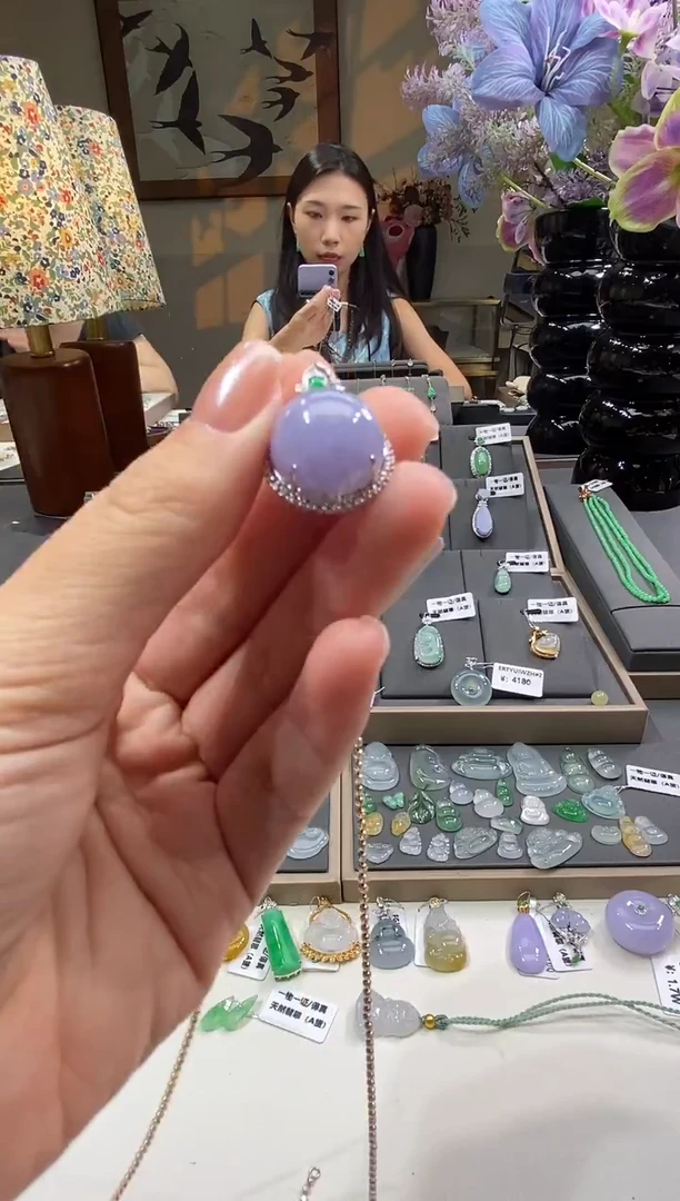 颈饰18K金镶嵌翡翠蛋面