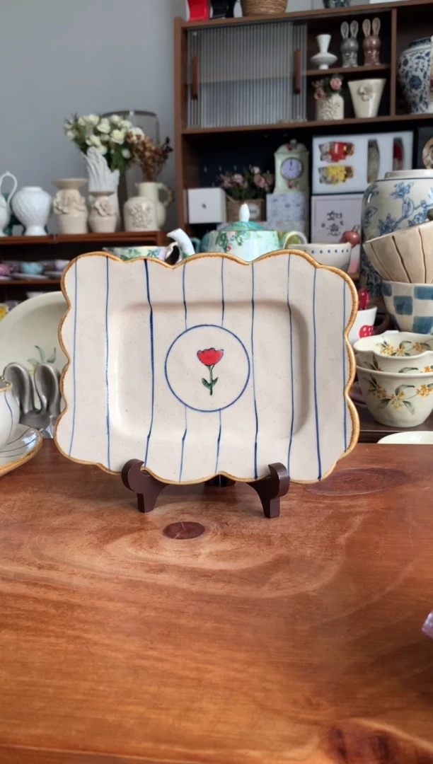 陶瓷蓝纹红花长方盘一个