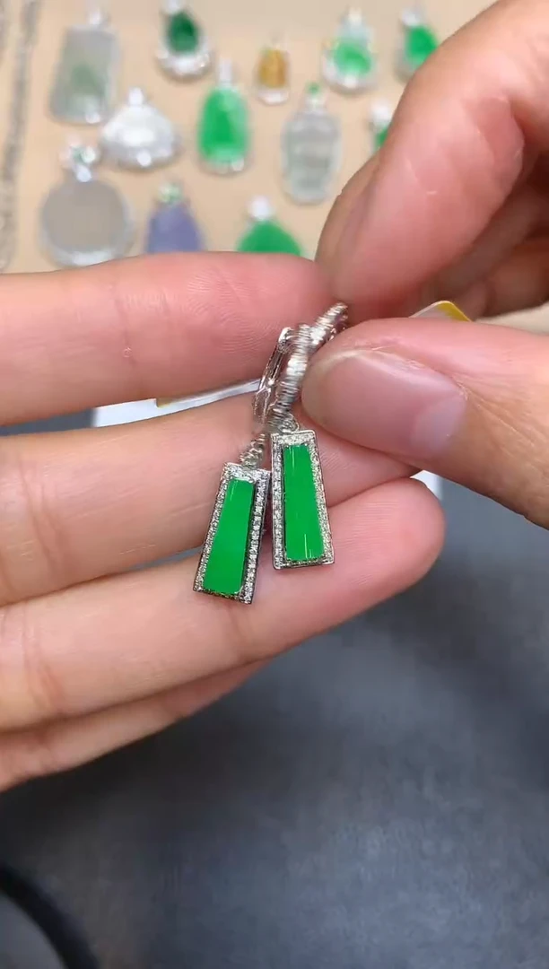 18K金镶嵌翡翠耳饰无事牌【无服务费