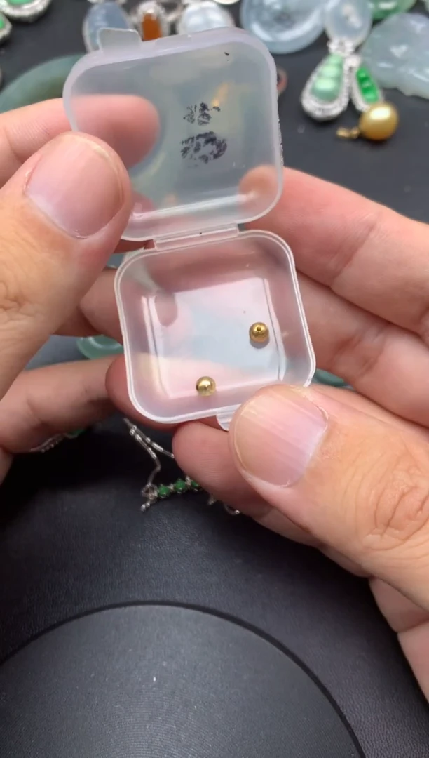 颈饰18K金镶嵌翡翠?**雪金珠4mm