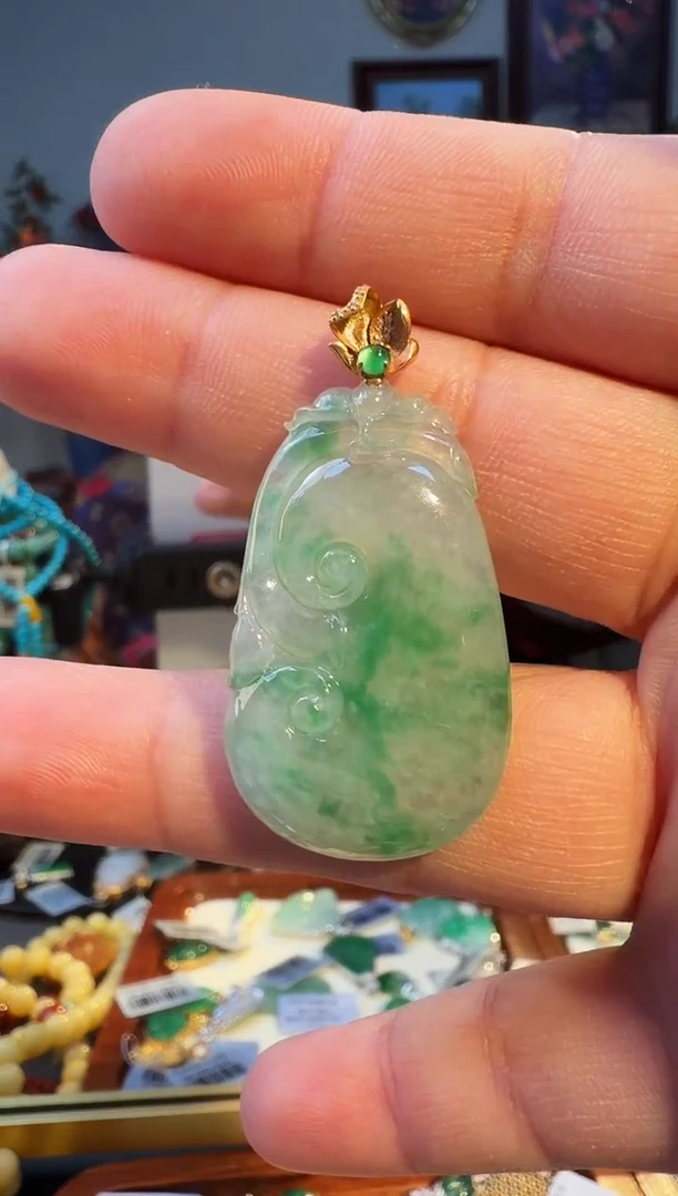 颈饰18K金镶嵌翡翠吊坠