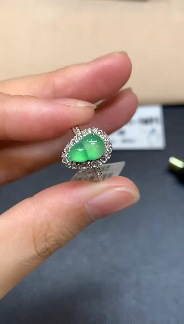 18K金镶嵌戒指翡翠葫芦【无服务费