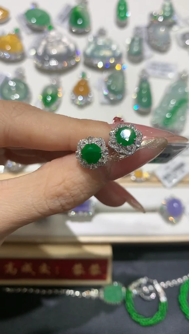 【闪购商品】翡翠吊坠(不含链)18K金镶嵌团购1