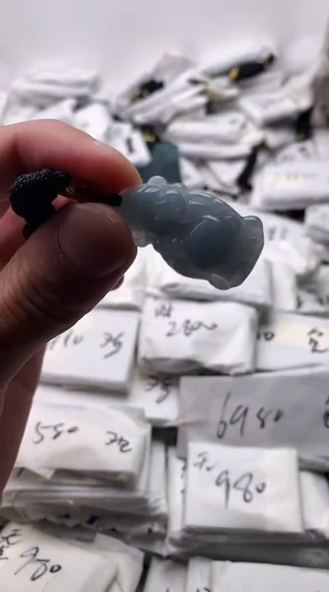 翡翠未镶嵌颈饰财神爷