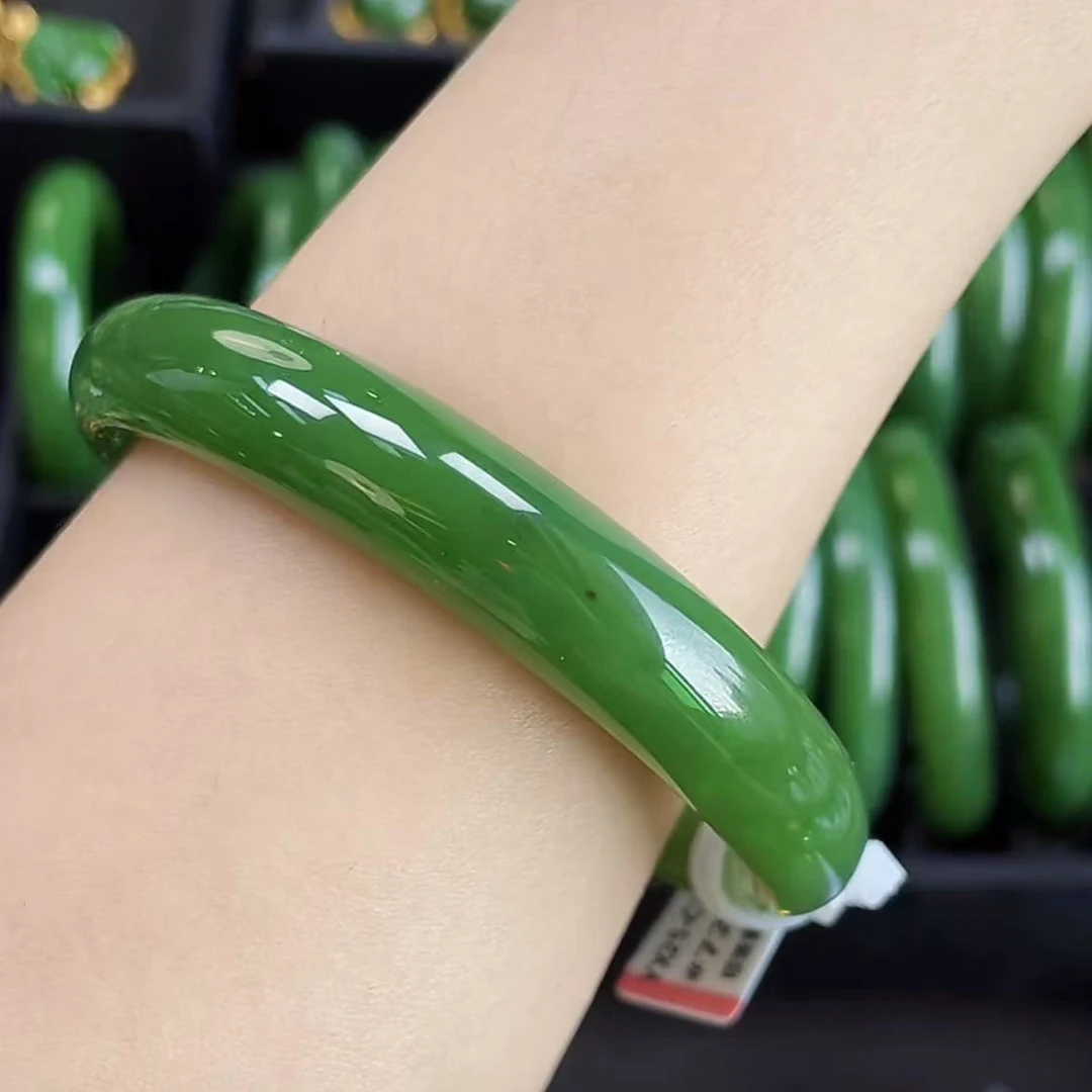 【一夕珠宝】  和田玉果绿手镯丨天然玉石多样性发一微带红皮