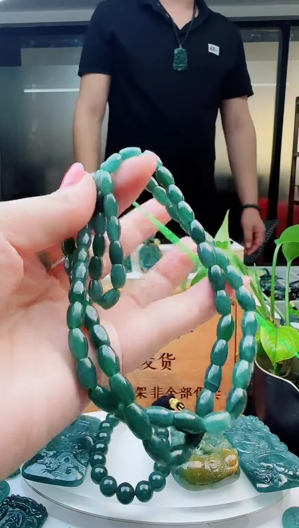 翡翠未镶嵌颈饰多样性发货其中一件