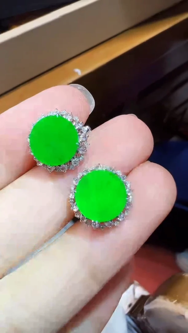 18K金镶嵌翡翠耳饰圆牌