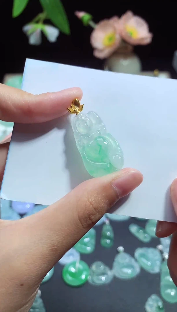 翡翠未镶嵌颈饰佛公